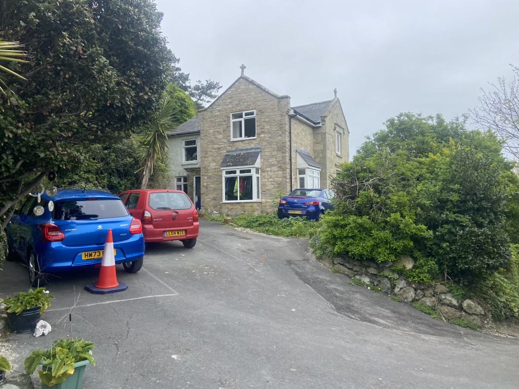 Lot: 101 - LEASEHOLD FLAT FOR INVESTMENT - View of parking and turning area